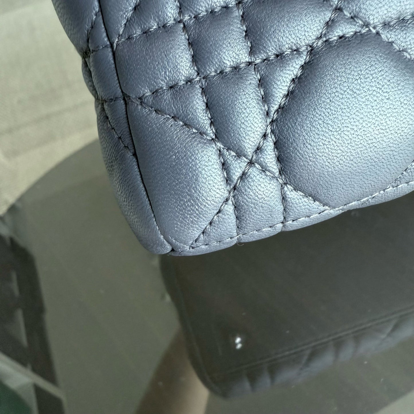 Lady Moyen - Cuir d'agneau Cannage gris foncé, finitions argentées — Kovancy
