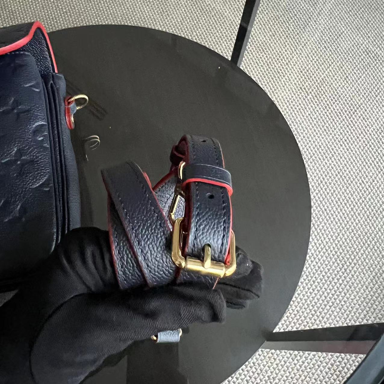 LV Pochette Metis Calfskin Empreinte Marine Rouge Matériel Doré Louis Vuitton