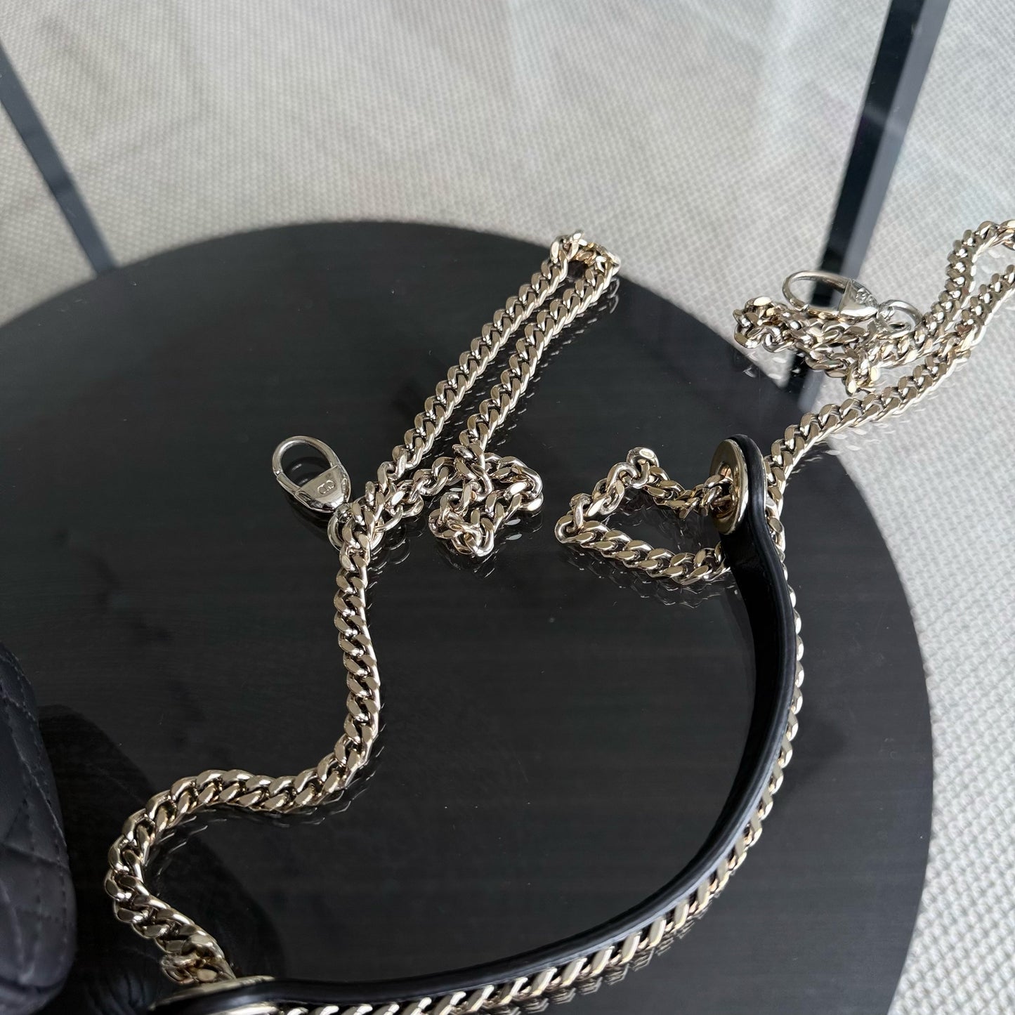 Lady Mini - Sangle chaîne en cuir d'agneau Cannage gris foncé avec quincaillerie dorée — Kovancy