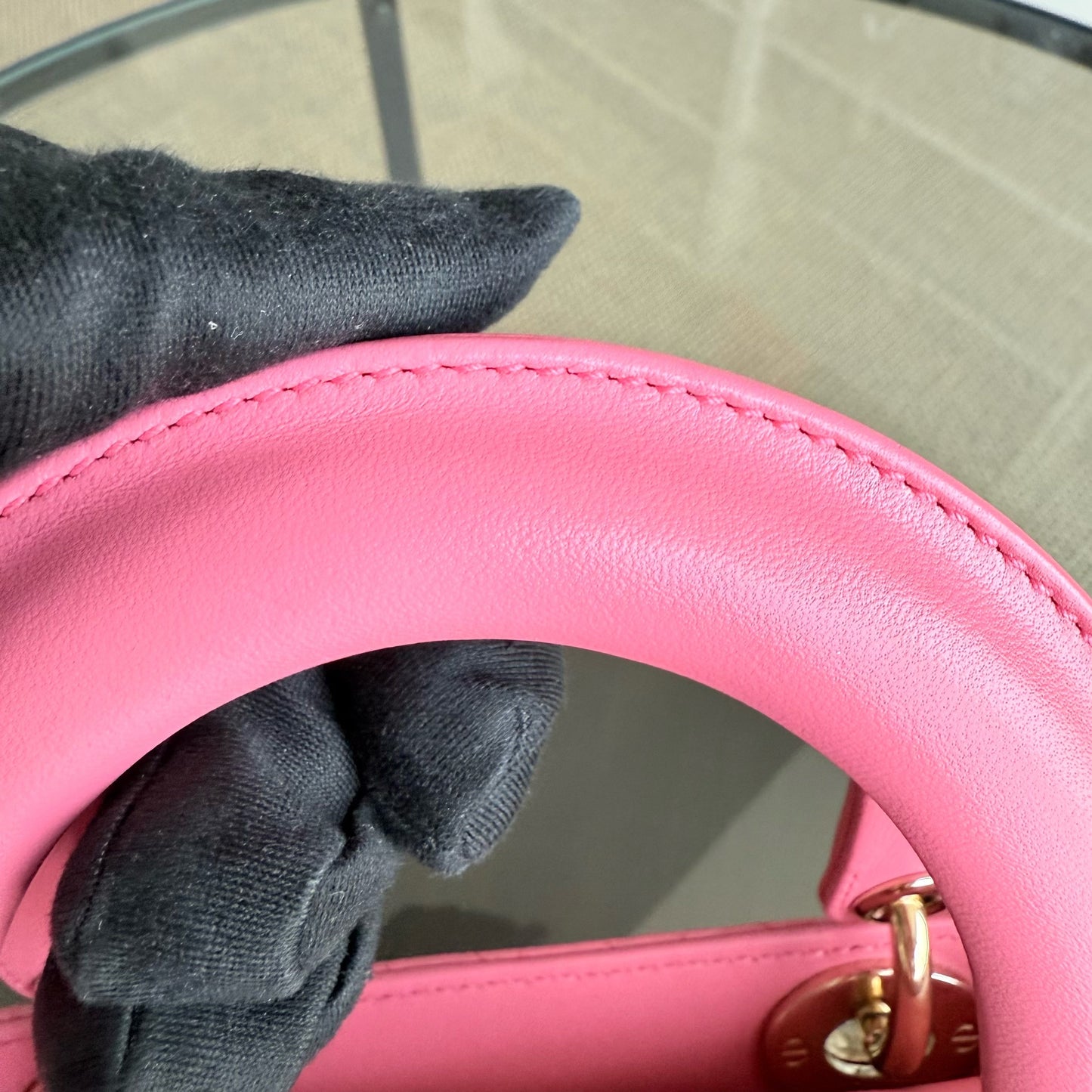 Lady Petit - Breloque en cuir d'agneau Cannage Brabie avec breloque en or rose — Kovancy