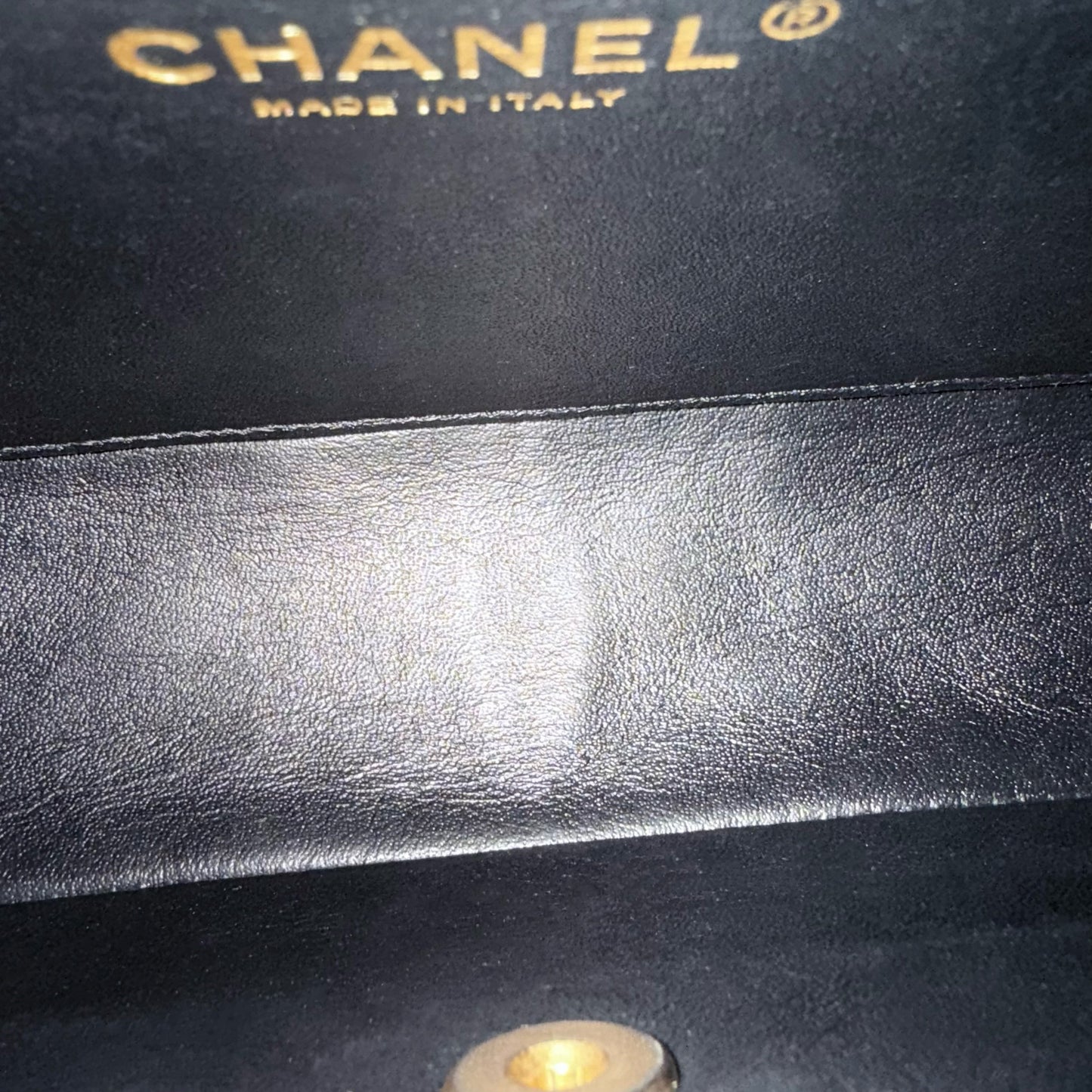 Sac à rabat bicolore saisonnier Chanel - Caviar 28 cm, noir matelassé, finitions dorées Series 21