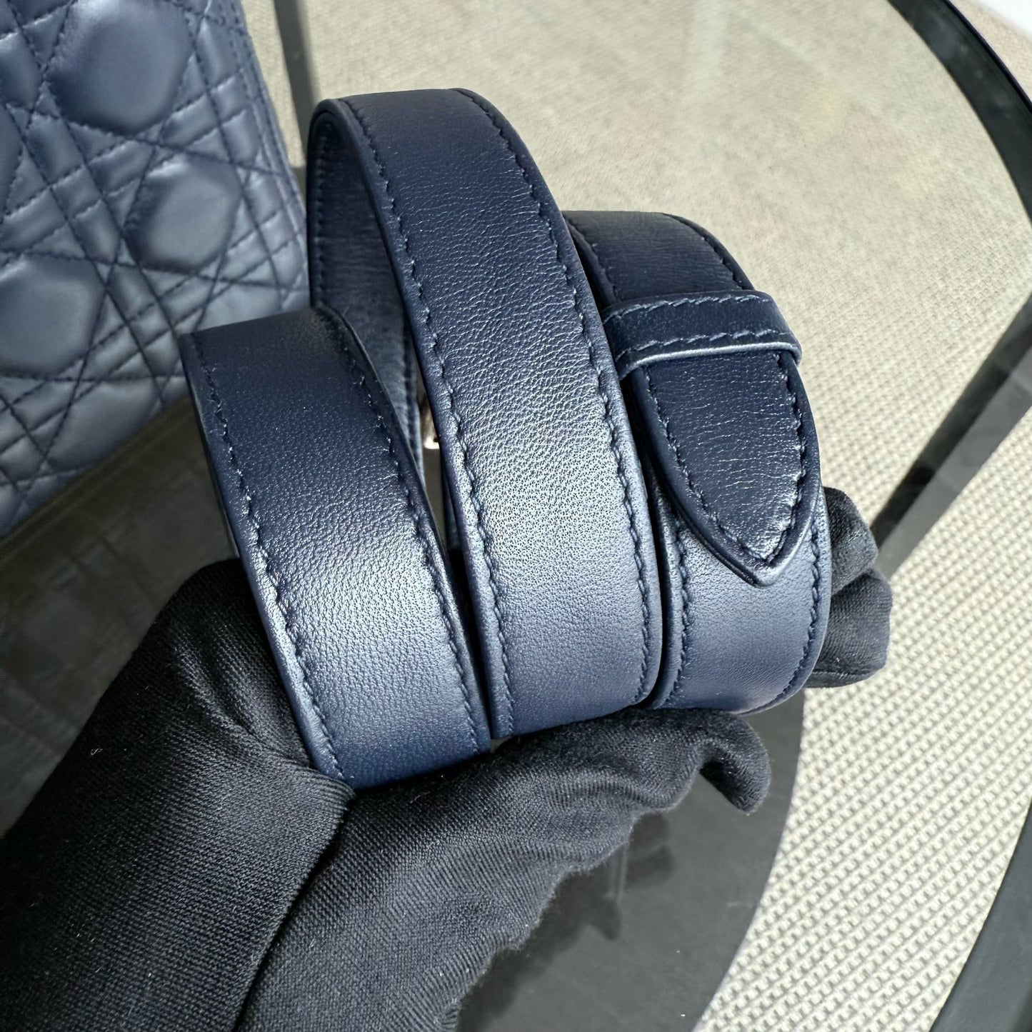Lady Grand rabat - Cuir d'agneau Canange bleu foncé, accessoires dorés — Kovancy