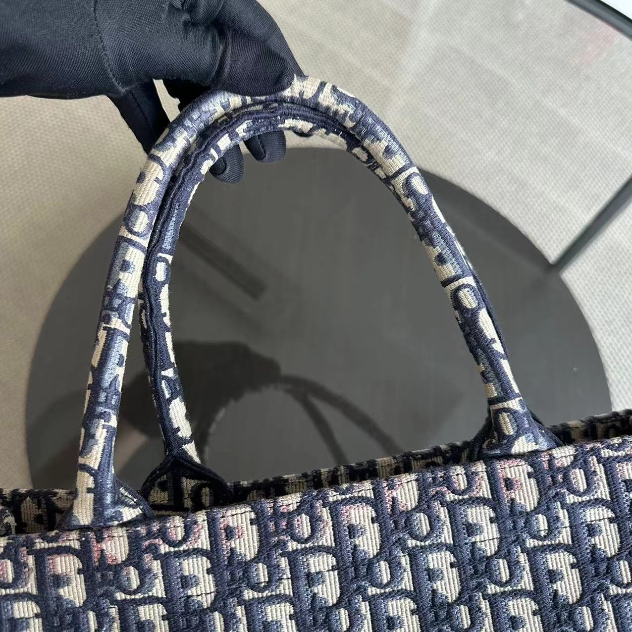 Sac fourre-tout Dior Book - Grand modèle en toile monogrammée bleu foncé