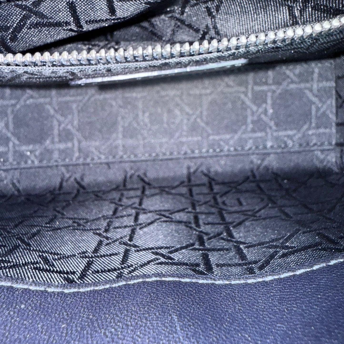 Lady Mini - Bracelet chaîne en cuir d'agneau Cannage bleu nuit avec détails argentés — Kovancy