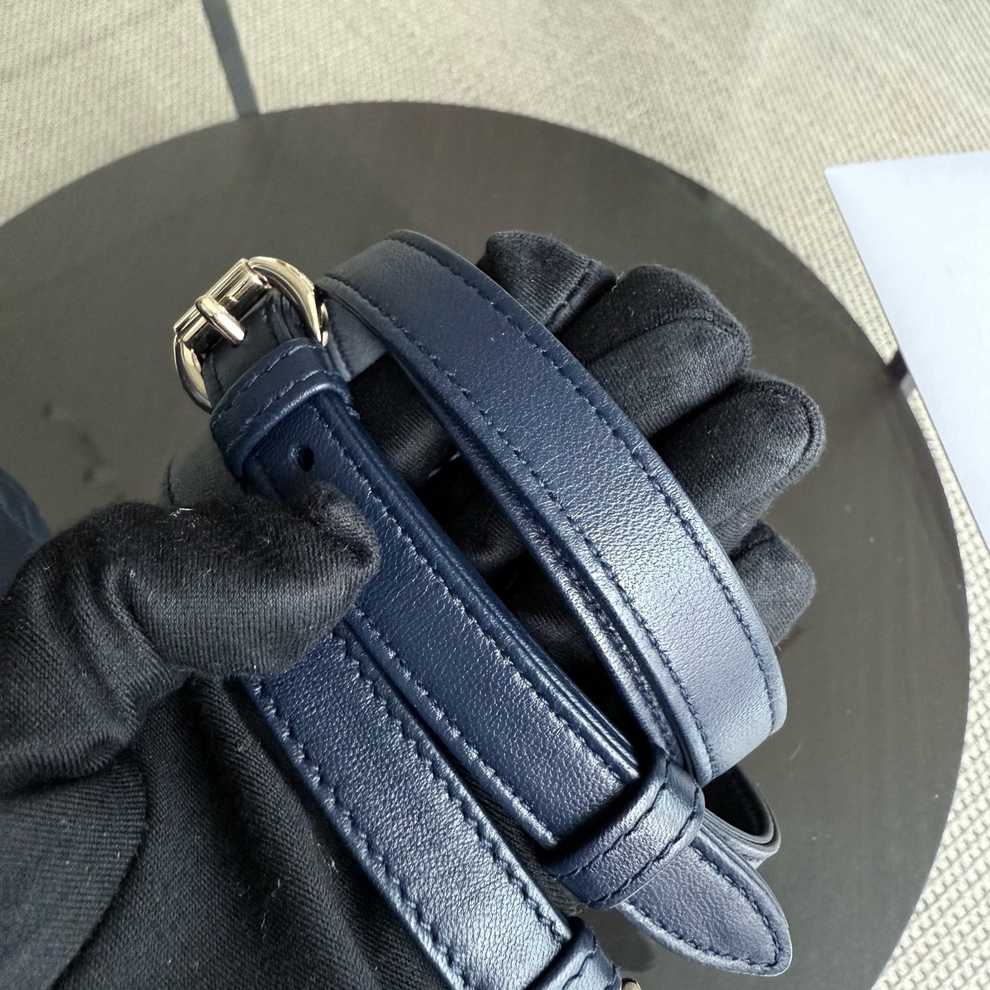 Lady Mini - Bandoulière réglable en cuir d'agneau Cannage bleu foncé avec finitions dorées — Kovancy