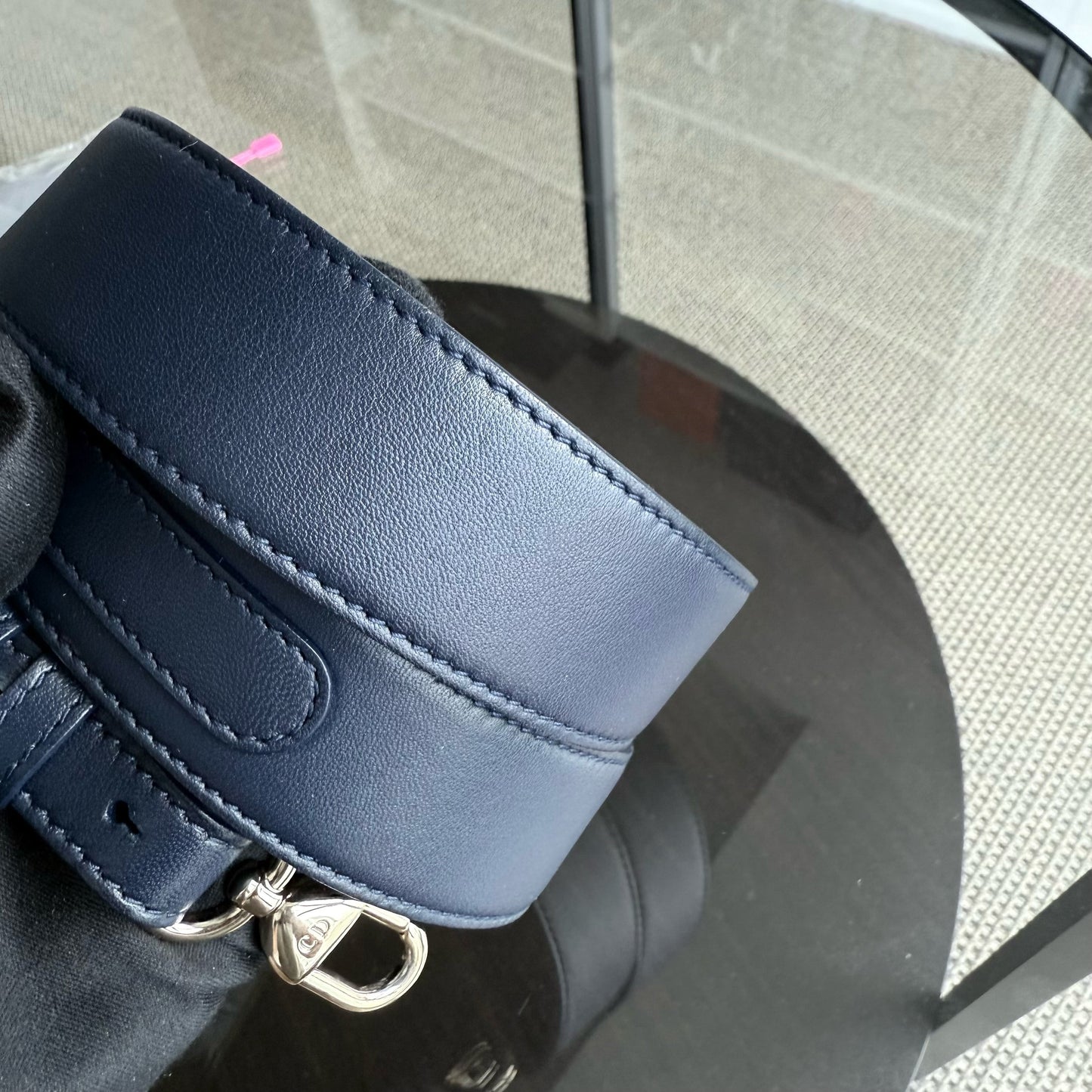 Lady Petit rabat - Cuir d'agneau Cannage bleu marine foncé, accessoires dorés avec breloques — Kovancy