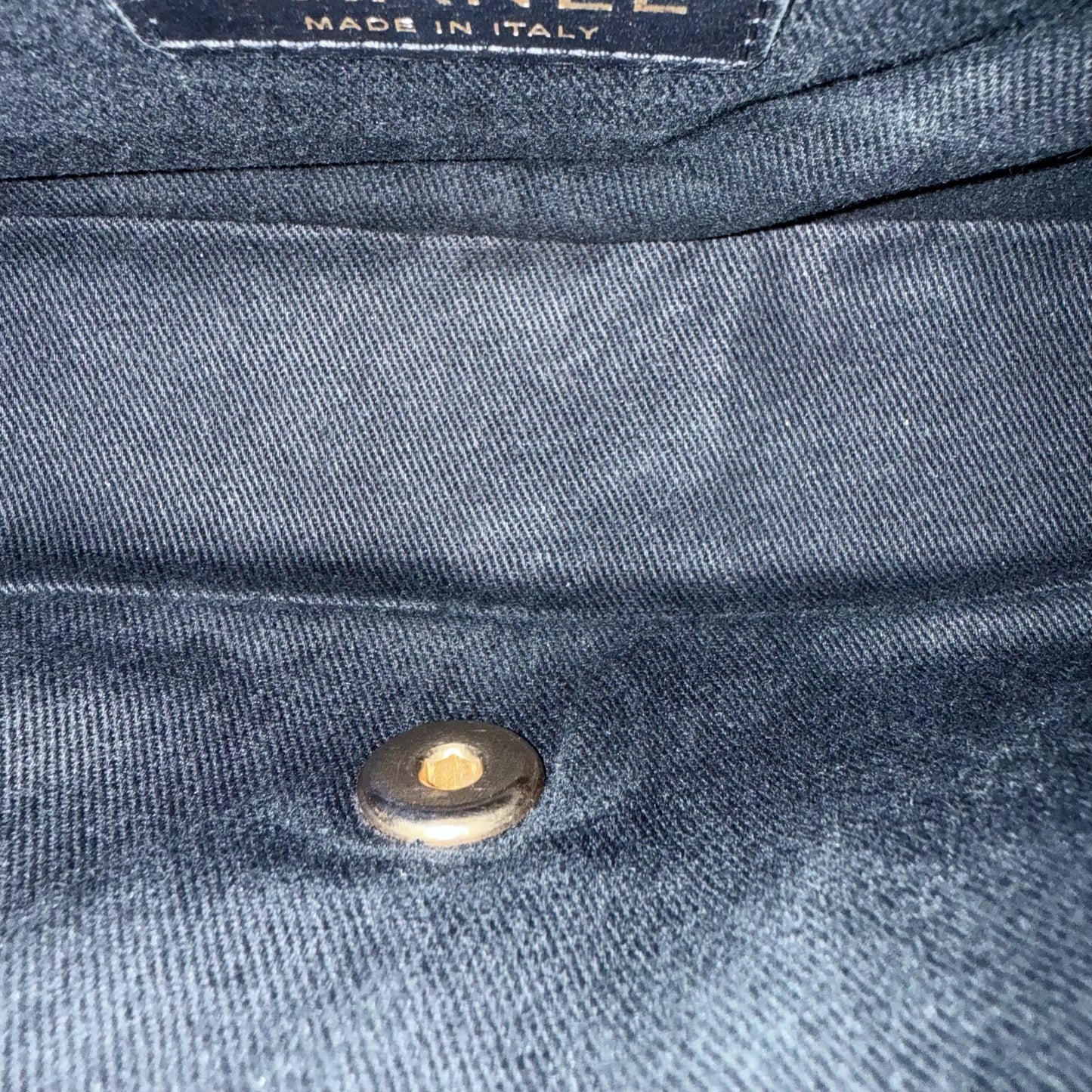 Sac à rabat saisonnier Chanel Small - 23 cm Surpiqué CC Médaillon à chevrons Rabat Chevron Cuir de chèvre Noir Quincaillerie dorée Series 20