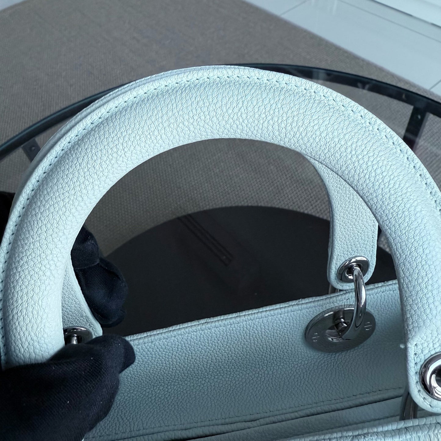 Dior Lady Caviar moyen - Cuir de veau grainé Cannage Blanc glacier Bleu glacier Quincaillerie argentée