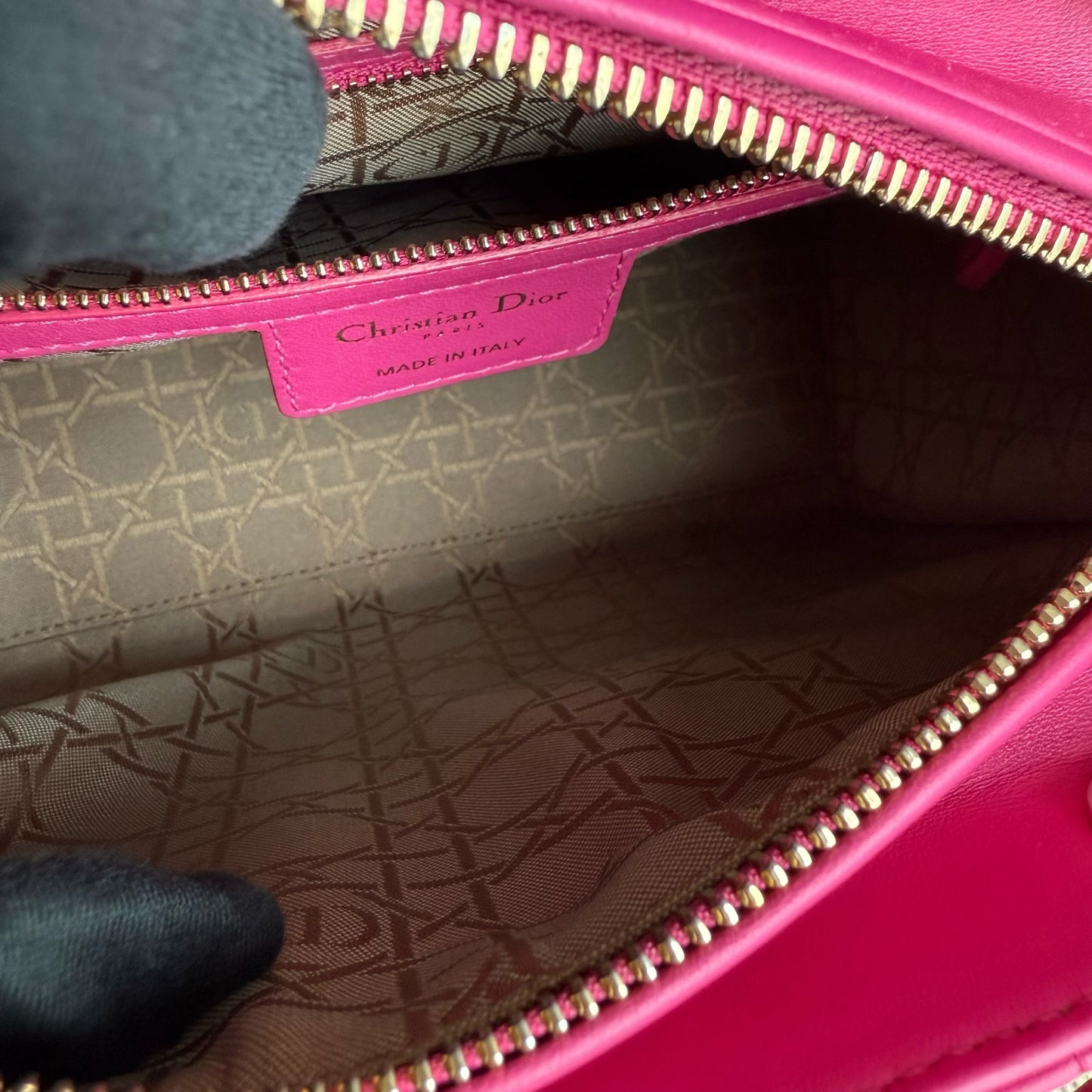 Lady Moyen - Cuir d'agneau Cannage Rose Quincaillerie dorée SANS SANGLE — Kovancy