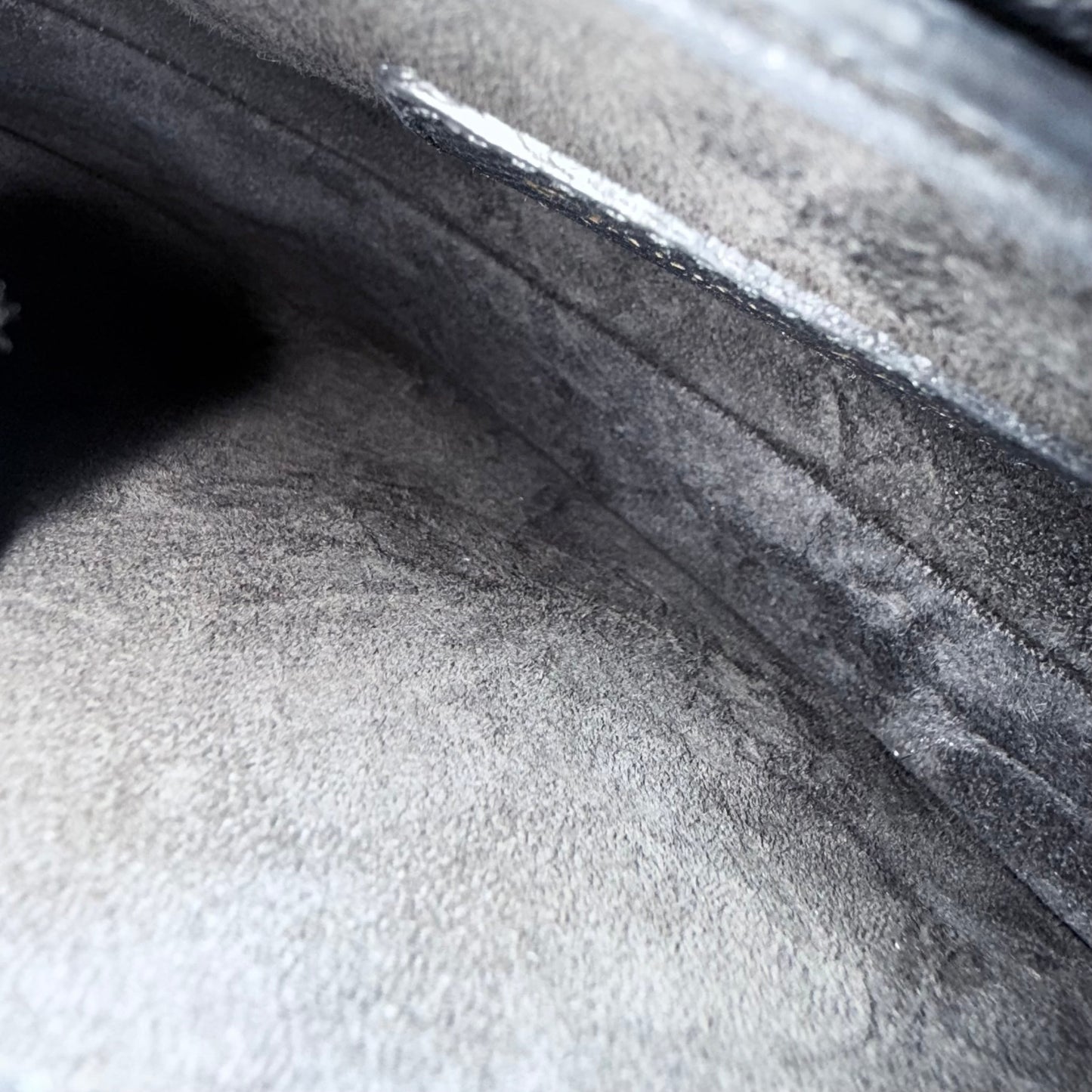 Sac Dior Saddle Small 21 cm en cuir caviar noir avec bandoulière et finitions dorées.