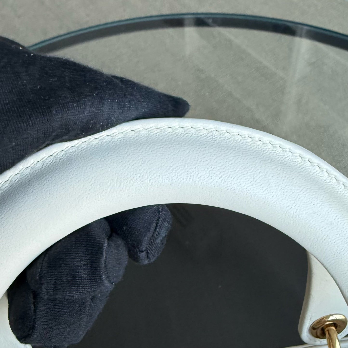 Lady Moyen - Version zippée en cuir de veau Cannage clouté avec quincaillerie en or blanc — Kovancy