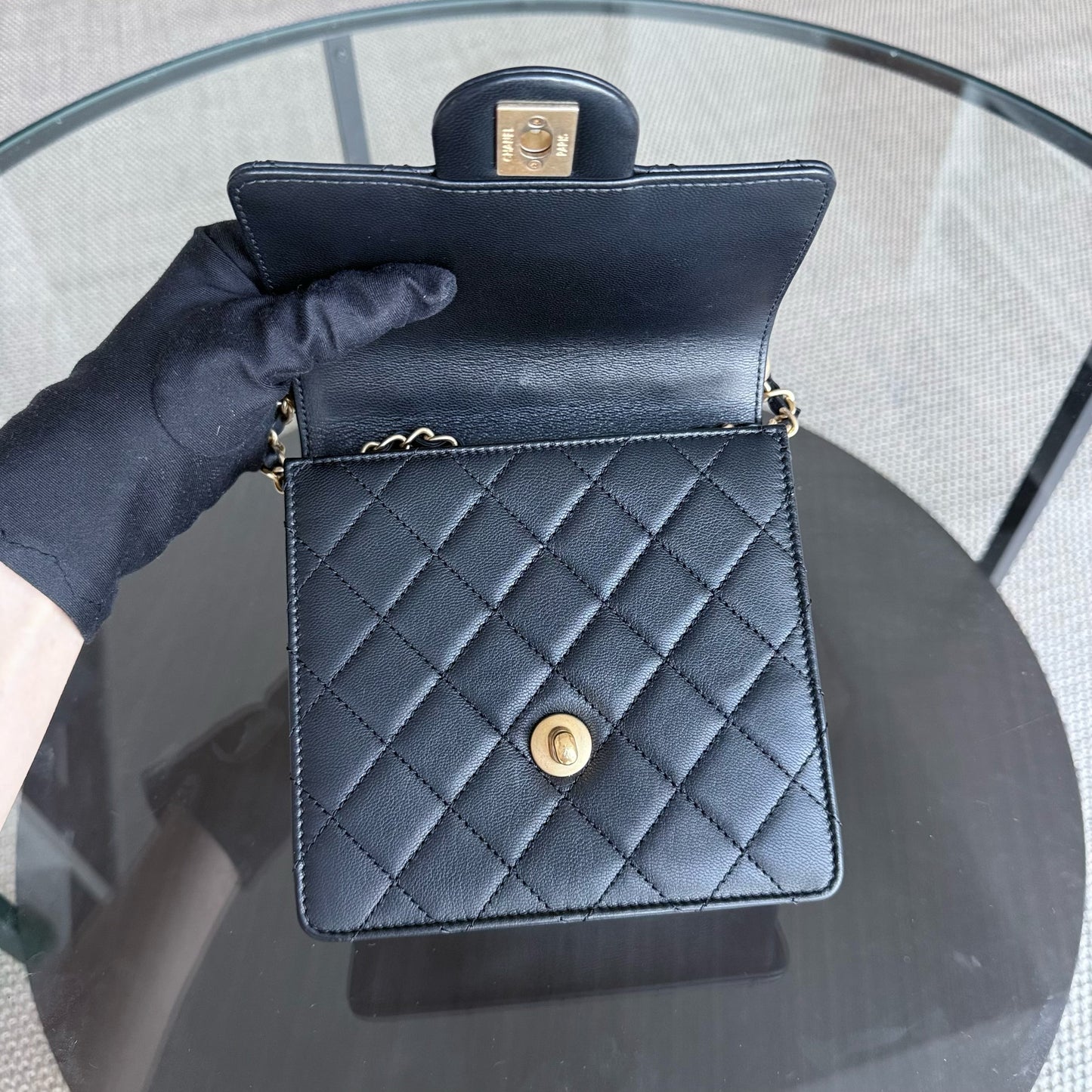 Sac Chanel Mini Flap Chic en agneau noir et perles, finitions dorées Series 28
