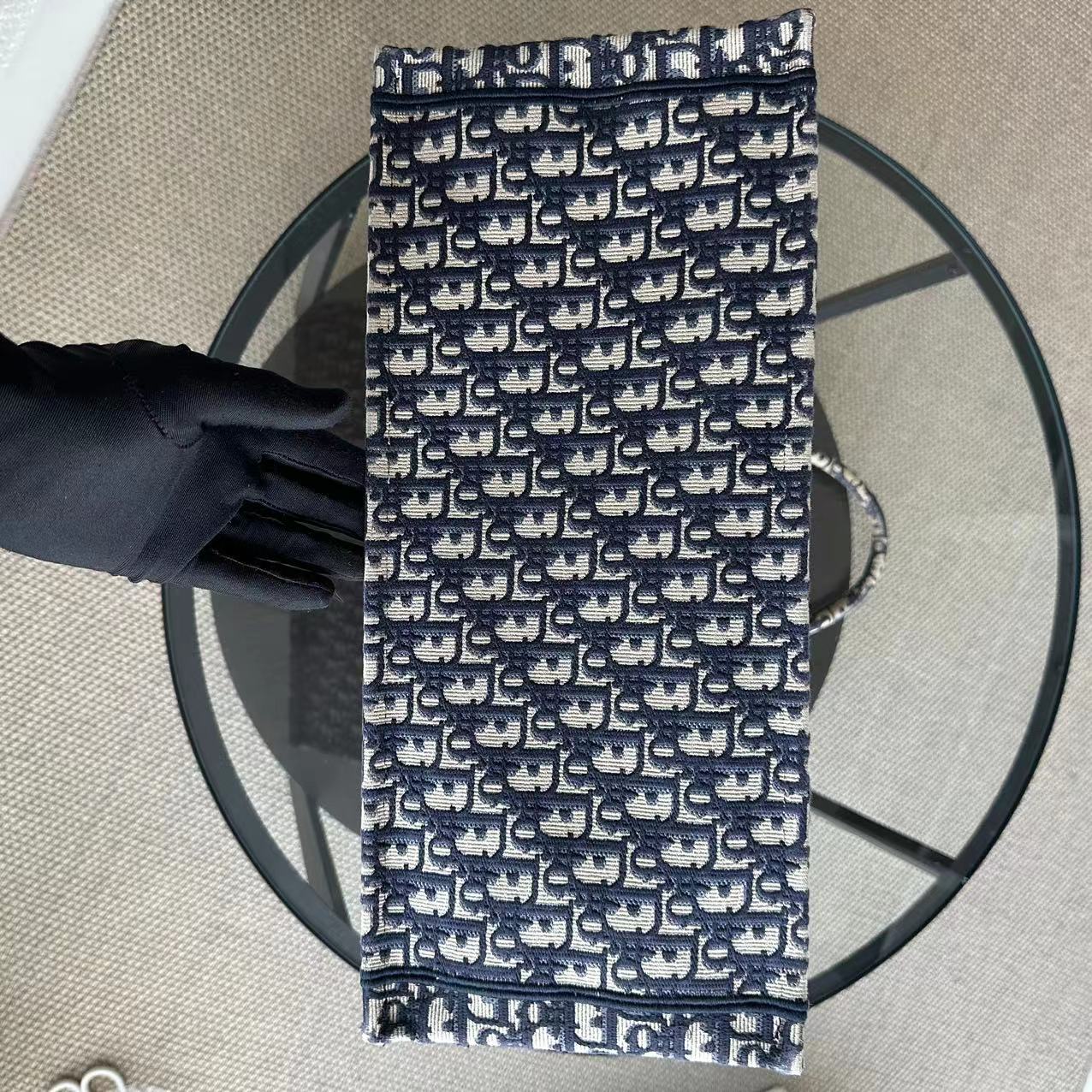 Sac fourre-tout Dior Book - Grand modèle en toile monogrammée bleu foncé