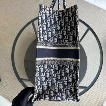 Sac fourre-tout Dior Book - Grand modèle en toile monogrammée bleu foncé