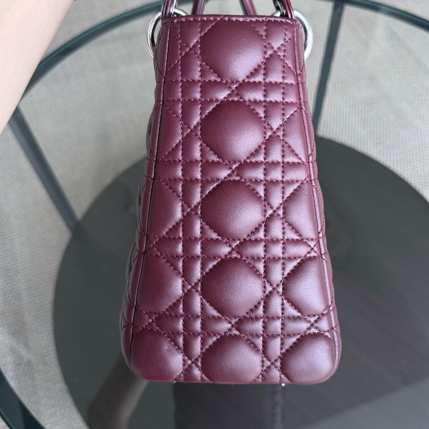 Lady Moyen - Cuir d'agneau Cannage bordeaux avec finitions argentées — Kovancy