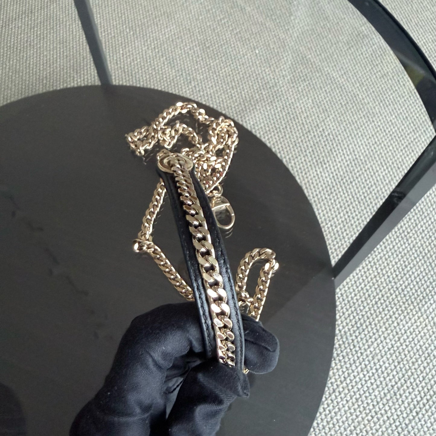Lady Mini - Bracelet chaîne en cuir d'agneau Cannage noir et or — Kovancy