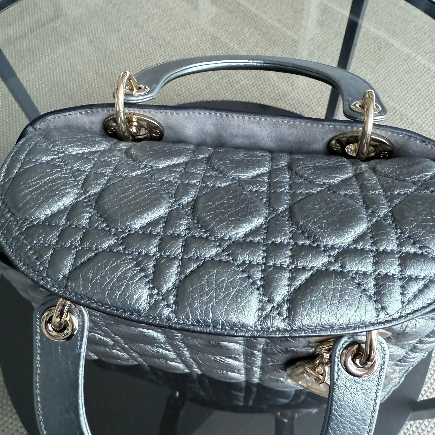 Dior Lady Rabat moyen - Cuir de veau grainé, quincaillerie argentée et dorée métallisée, édition limitée