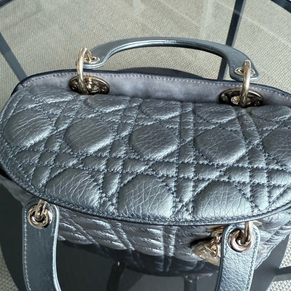 Dior Lady Rabat moyen - Cuir de veau grainé, quincaillerie argentée et dorée métallisée, édition limitée