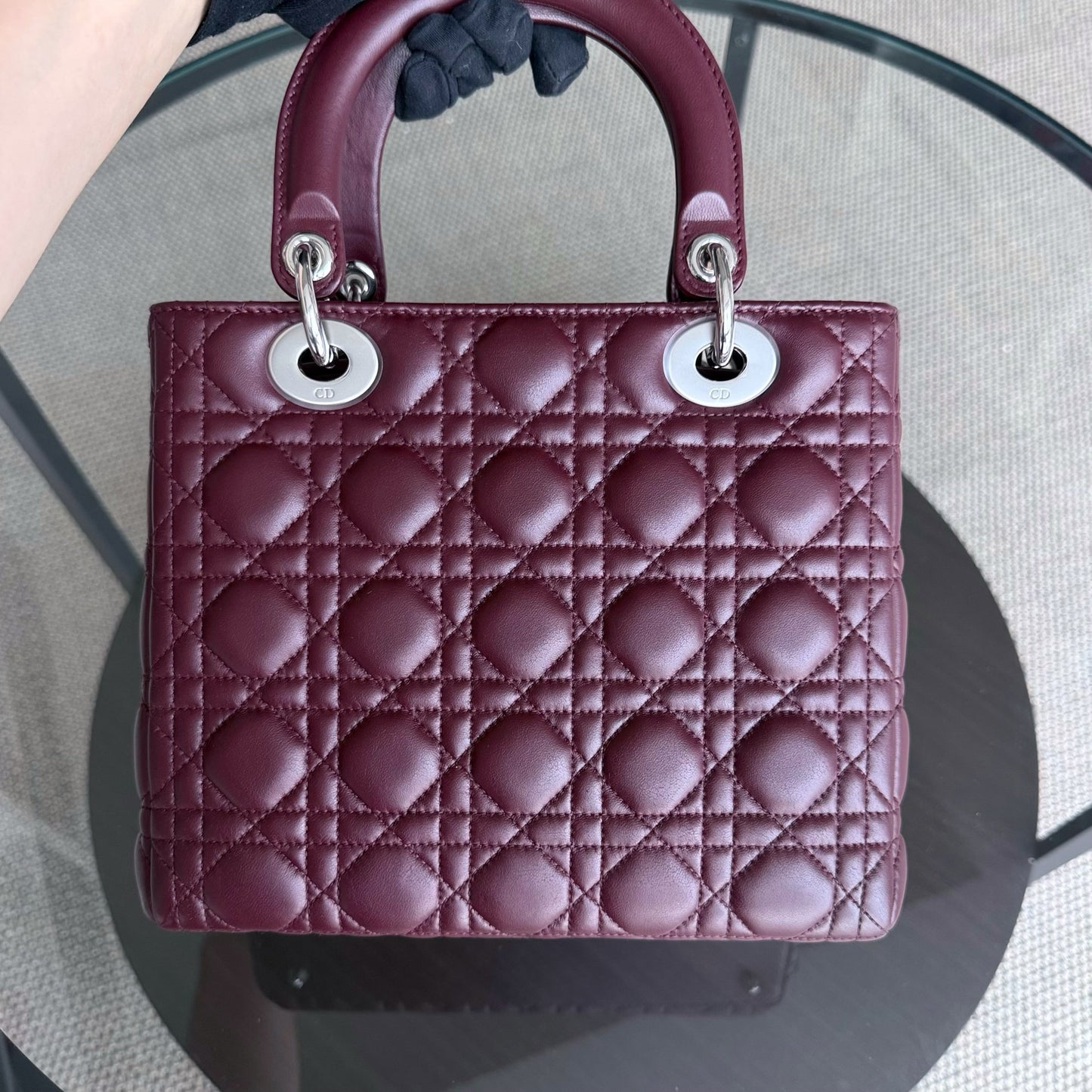Lady Moyen - Cuir d'agneau Cannage bordeaux avec finitions argentées — Kovancy