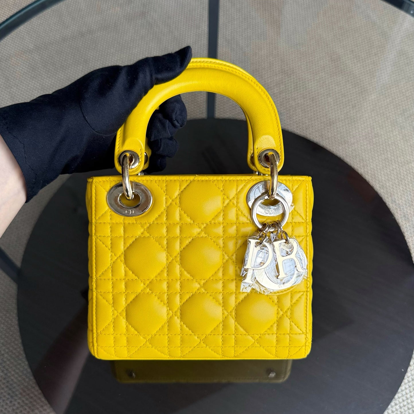 Lady Mini - Cuir d'agneau Cannage, détails en or jaune, bandoulière ajustable — Kovancy