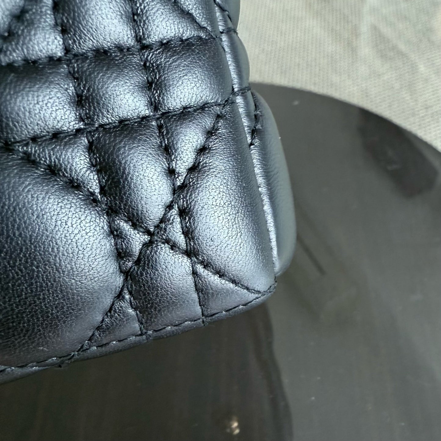 Lady Moyen - Cuir d'agneau Canange noir et accessoires dorés — Kovancy