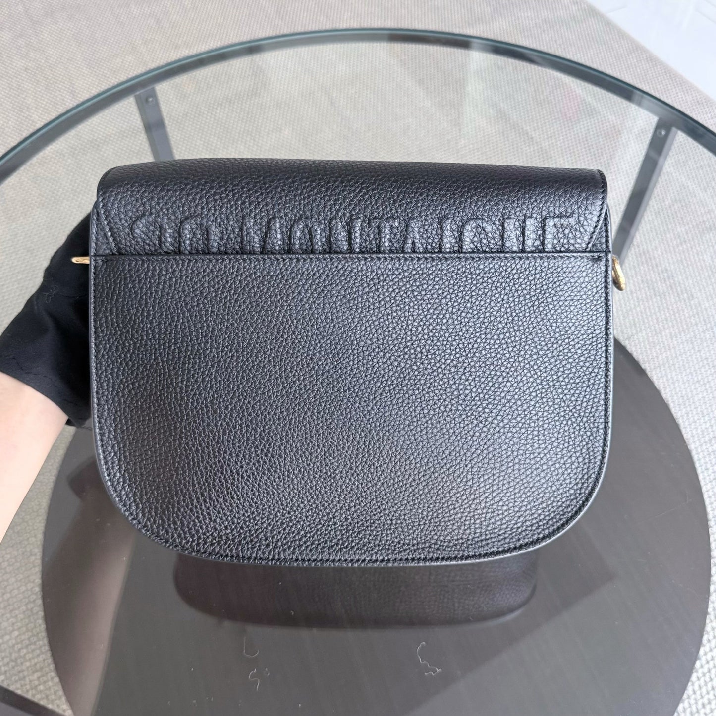 Bijou Bobby Large - Cuir caviar noir, finitions dorées, bandoulière — Kovancy