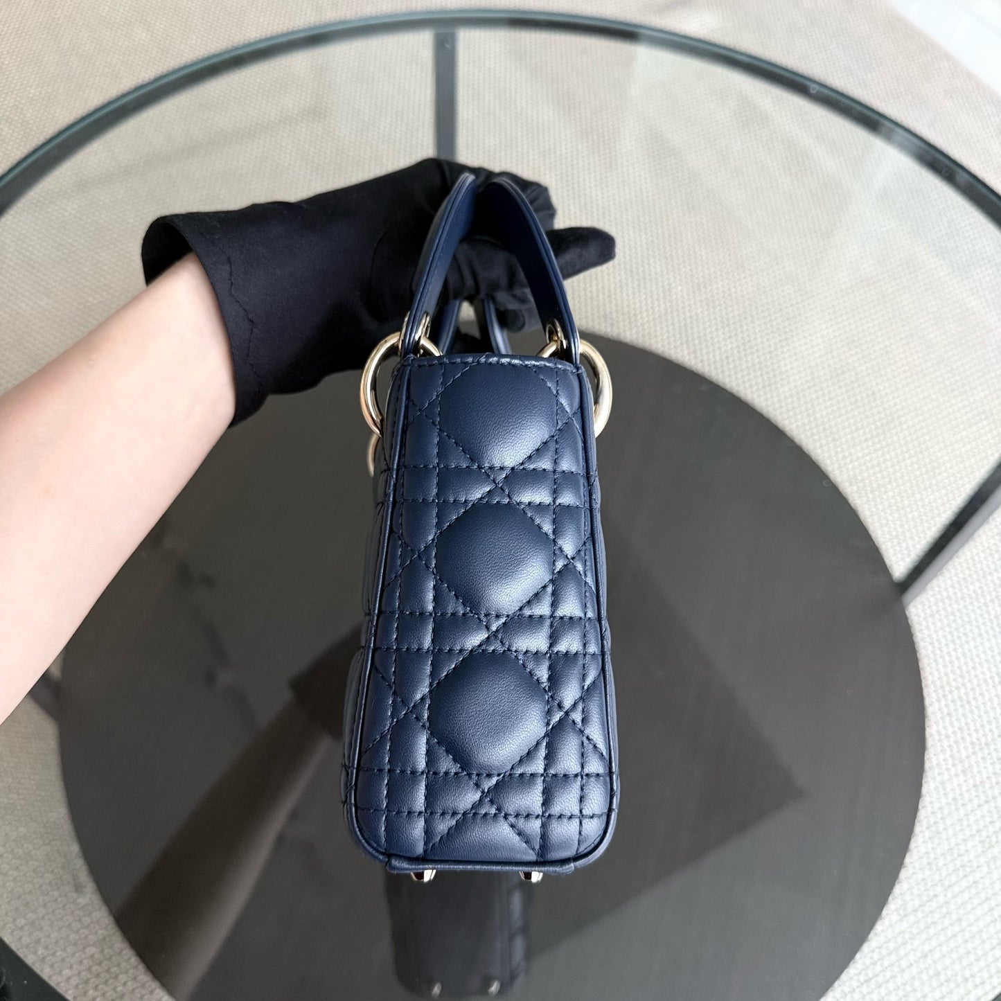 Lady Mini - Bandoulière réglable en cuir d'agneau Cannage bleu foncé avec finitions dorées — Kovancy