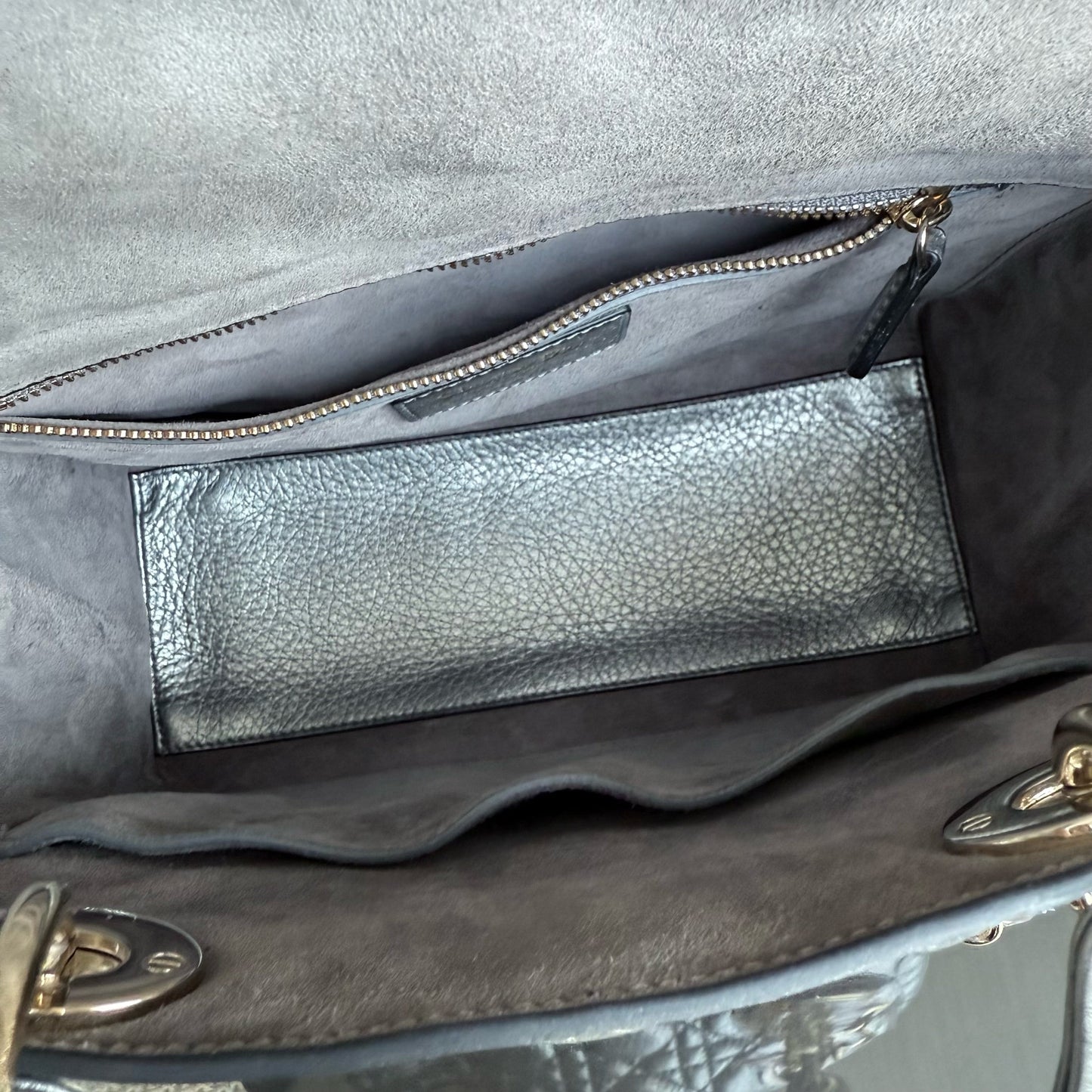 Dior Lady Rabat moyen - Cuir de veau grainé, quincaillerie argentée et dorée métallisée, édition limitée