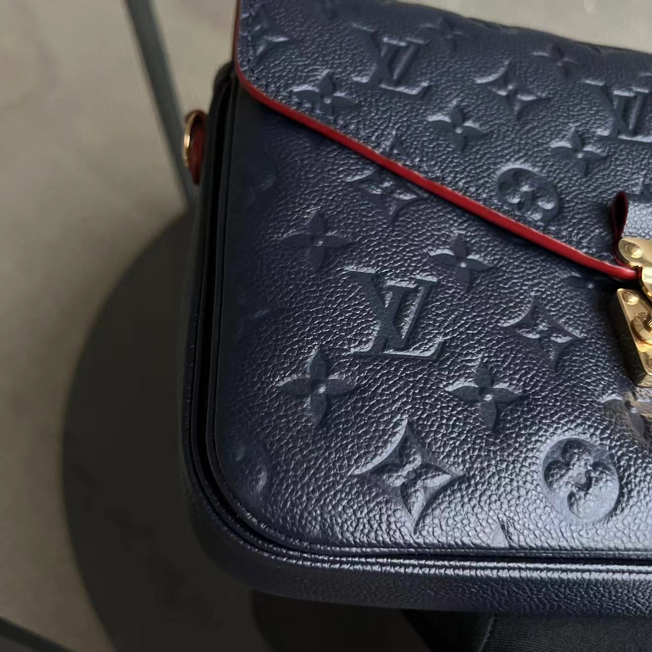 LV Pochette Metis Calfskin Empreinte Marine Rouge Matériel Doré Louis Vuitton