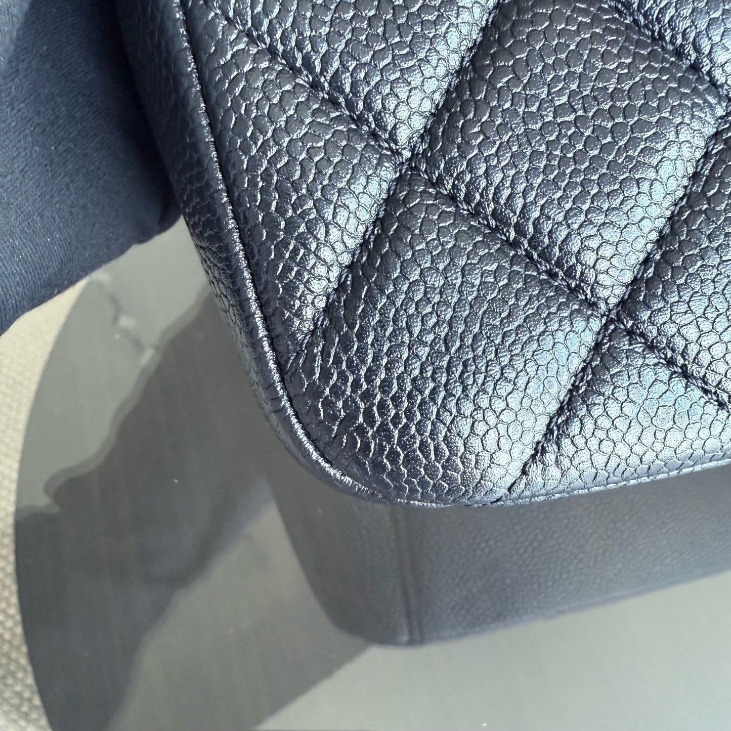 Sac à rabat saisonnier Chanel - Médaillon matelassé Caviar Soul Black Caviar Gold Hardware Microchip