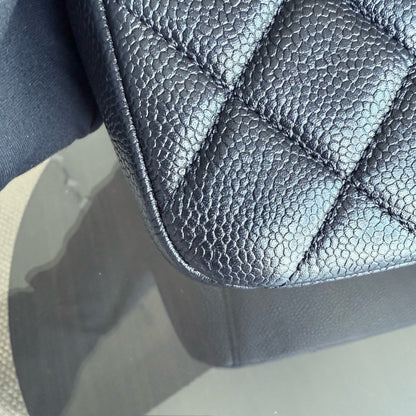 Sac à rabat saisonnier Chanel - Médaillon matelassé Caviar Soul Black Caviar Gold Hardware Microchip