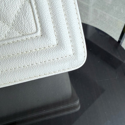 Chanel Boy Medium - Caviar 25CM Blanc Crème Quincaillerie Or Vieilli Series 26