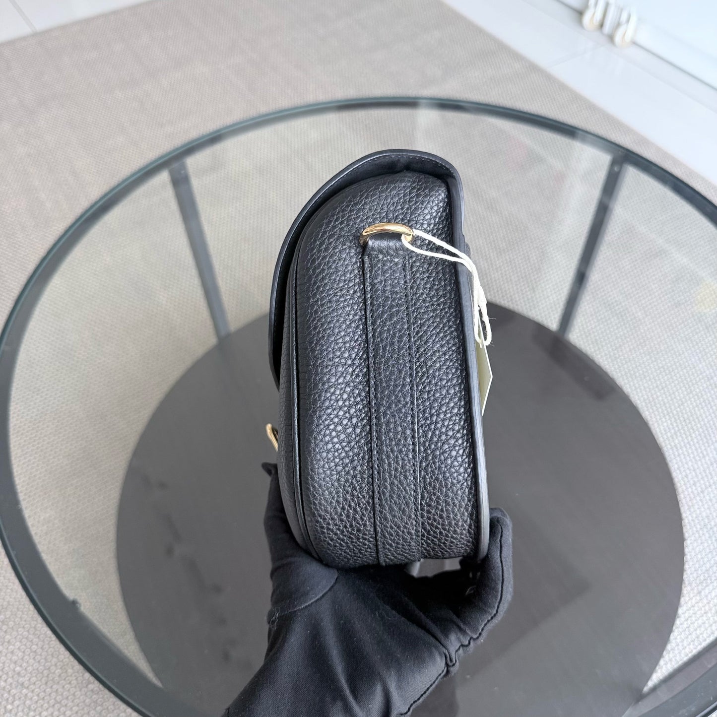 Bijou Bobby Large - Cuir caviar noir, finitions dorées, bandoulière — Kovancy