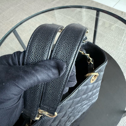 Sac cabas Chanel PST Petite - Cuir de veau grainé matelassé caviar, finitions noires et dorées