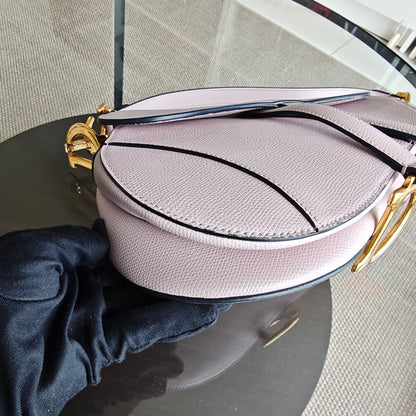 Dior Saddle Medium - Rose clair caviar, finitions dorées