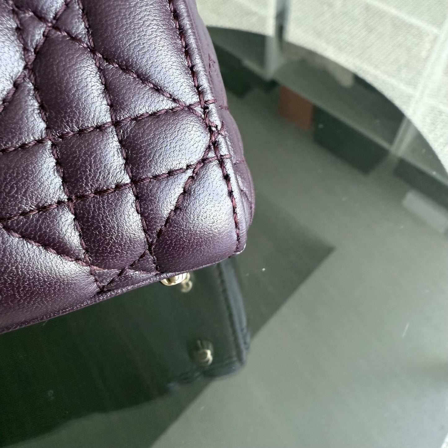 Lady Mini - Sangle chaîne en cuir d'agneau Cannage bordeaux vin et matériel doré — Kovancy