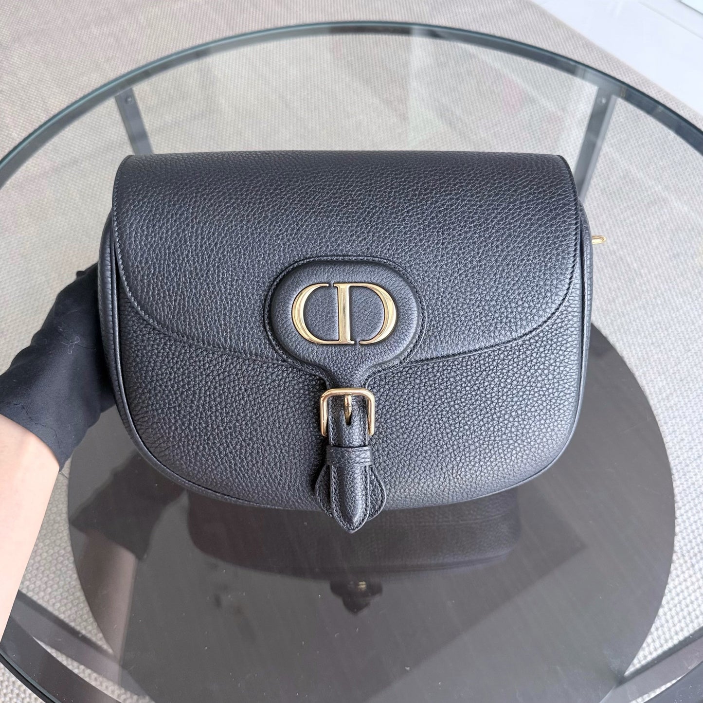 Bijou Bobby Large - Cuir caviar noir, finitions dorées, bandoulière — Kovancy