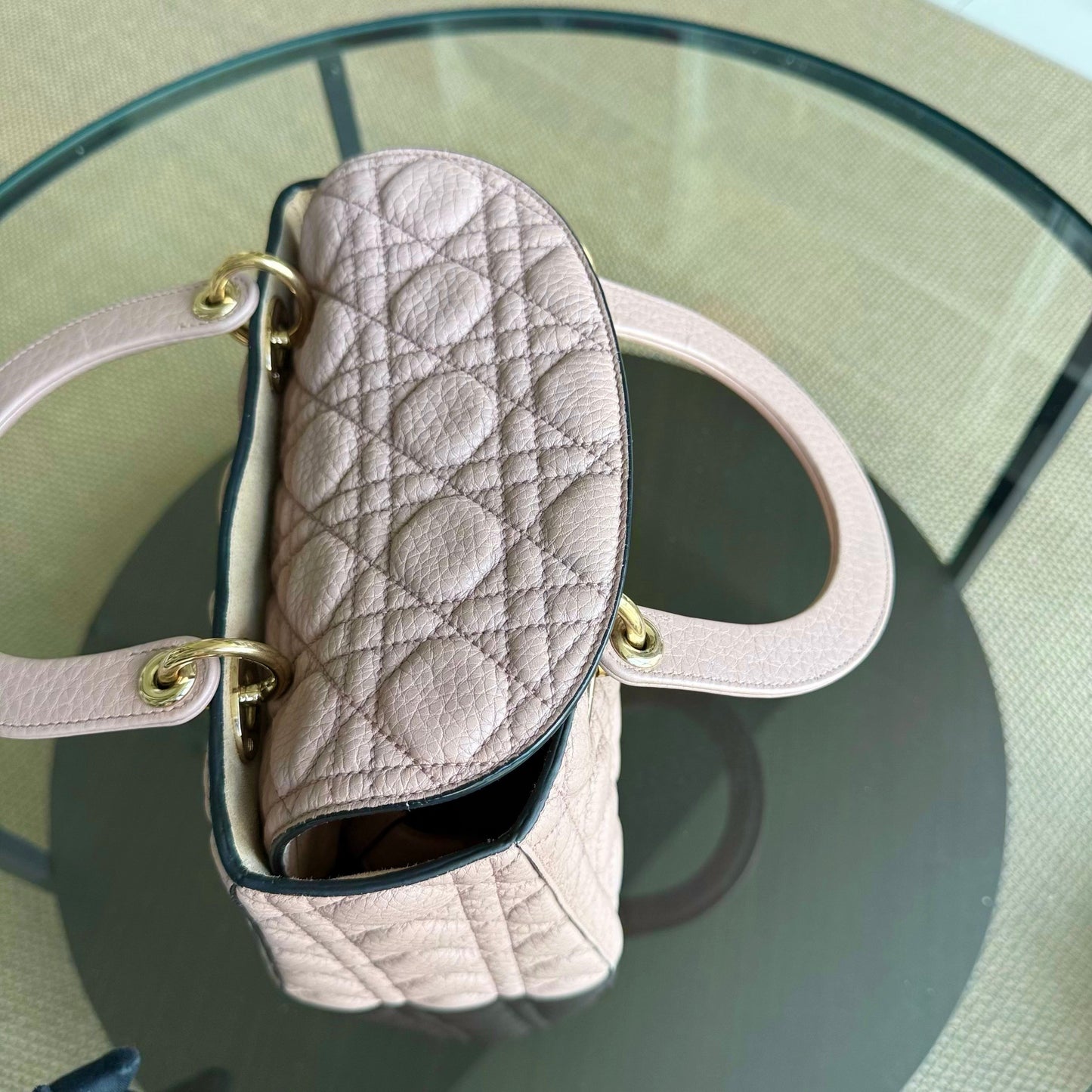 Lady Rabat moyen - Cuir de veau grainé Cannage, rose nude, matériel doré — Kovancy