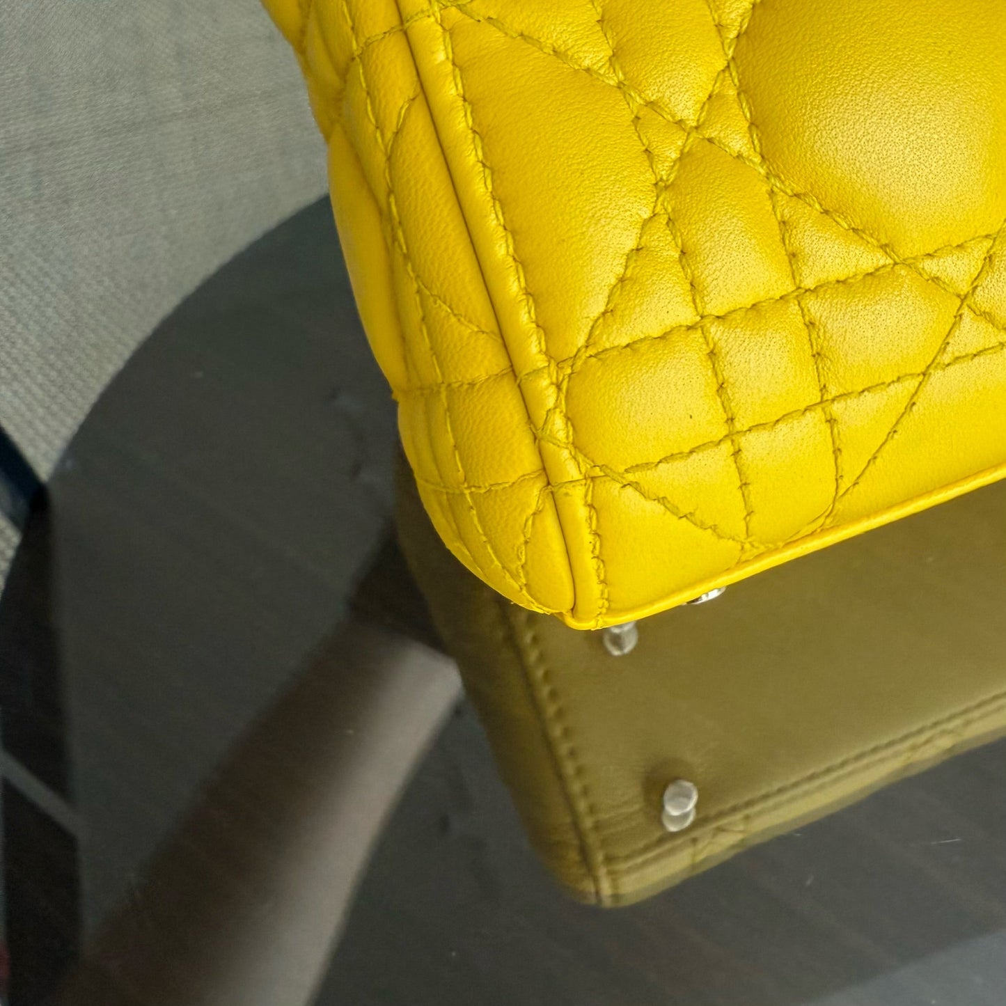 Lady Mini - Cuir d'agneau Cannage, détails en or jaune, bandoulière ajustable — Kovancy