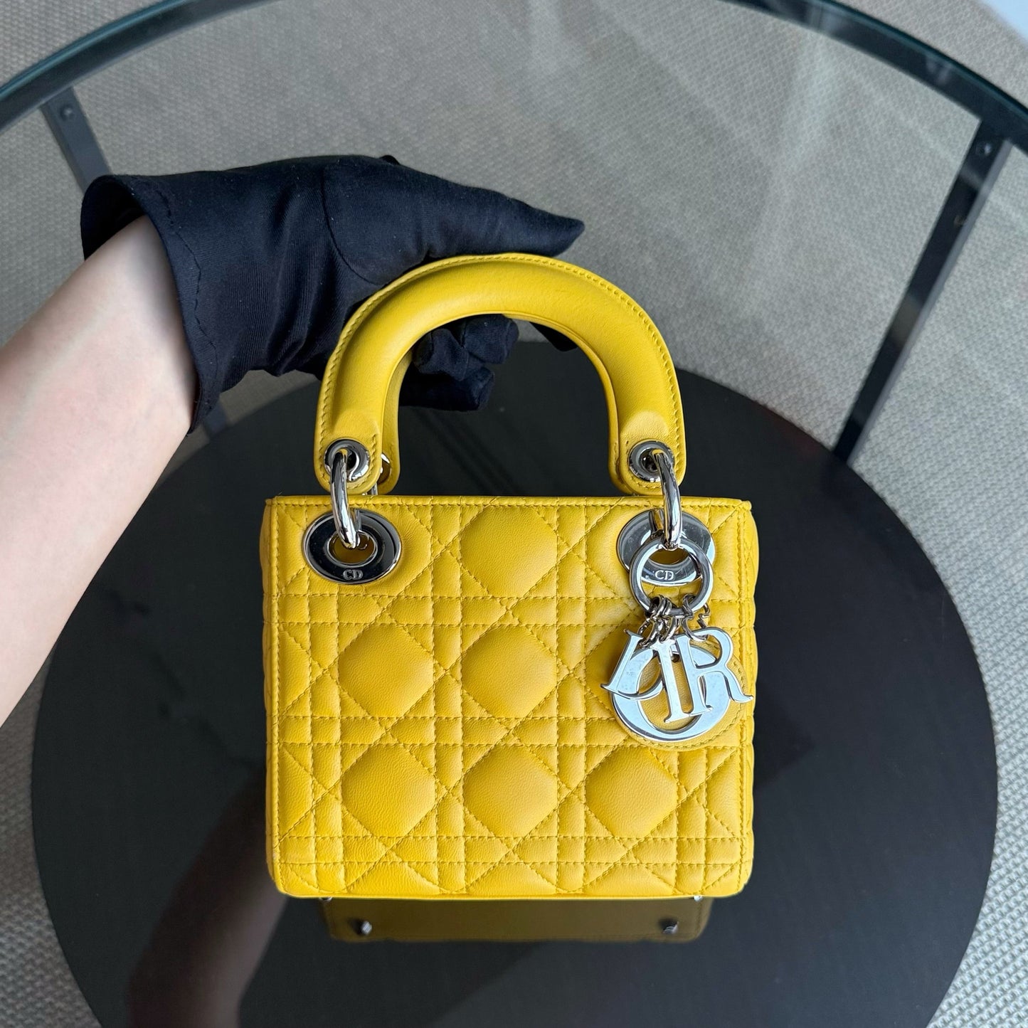 Lady Mini Flap - Cuir d'agneau Cannage jaune, sangle chaîne, quincaillerie argentée, quincaillerie argentée — Kovancy