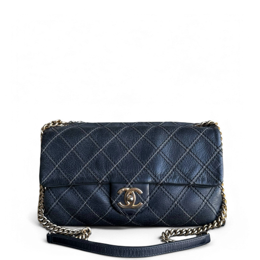 Sac à rabat saisonnier Chanel - Cuir matelassé à coutures irisées, accastillage doré bleu foncé Series 19