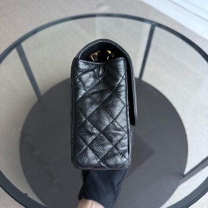 Sac à rabat bicolore saisonnier Chanel - Caviar 28 cm, noir matelassé, finitions dorées Series 21