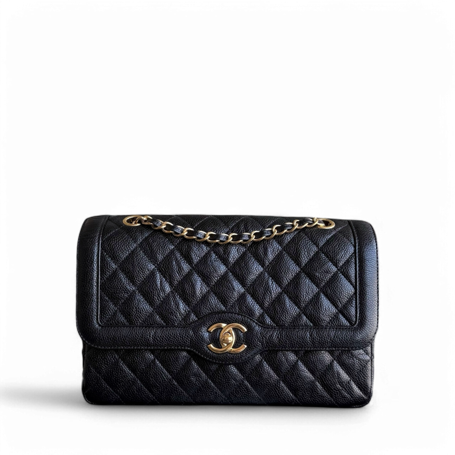 Sac à rabat bicolore saisonnier Chanel - Caviar 28 cm, noir matelassé, finitions dorées Series 21