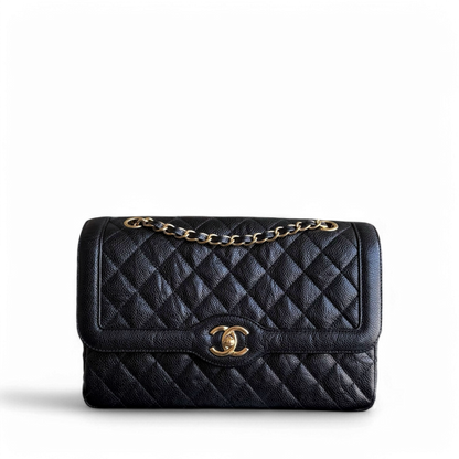 Sac à rabat bicolore saisonnier Chanel - Caviar 28 cm, noir matelassé, finitions dorées Series 21