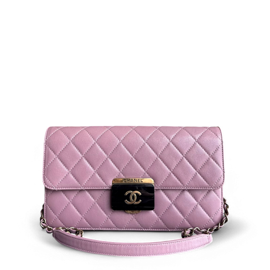Sac à rabat Chanel Beauty Lock Flap - 28 cm en cuir matelassé rose avec quincaillerie en or Series 22