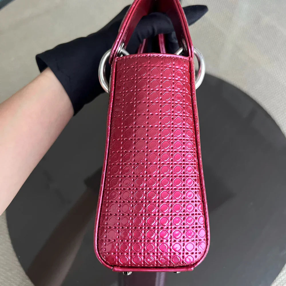 Lady Mini - Cuir de veau micro-cannage rose métallisé, détails argentés, bandoulière ajustable — Kovancy