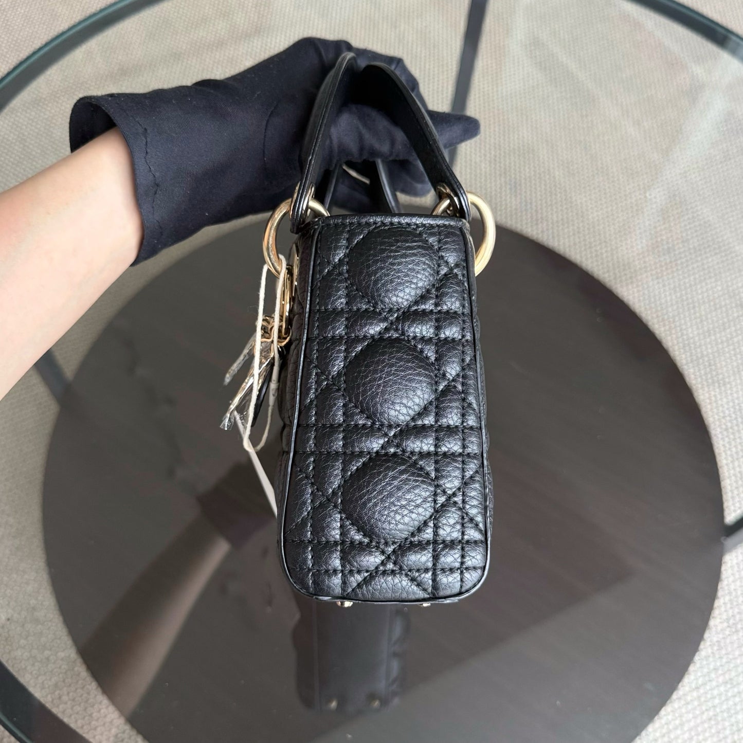 Lady Mini - Cannage en veau grainé noir avec finitions dorées — Kovancy