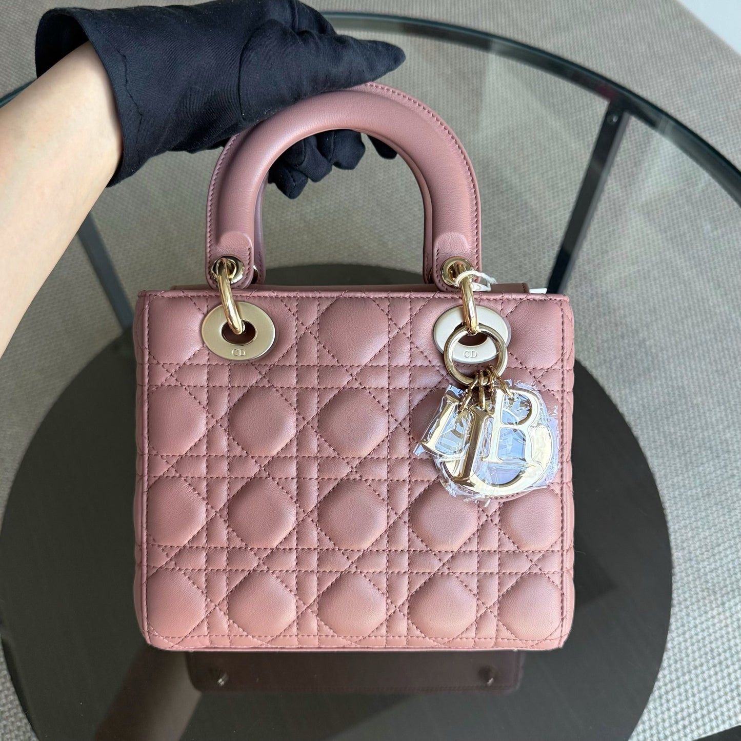 Lady Petit rabat - Cuir d'agneau Cannage, rose blush, quincaillerie dorée — Kovancy