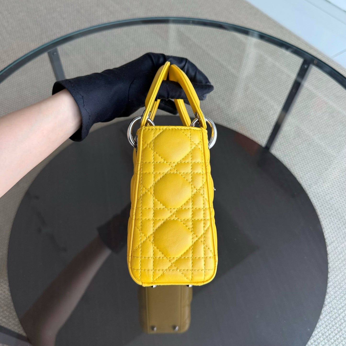 Lady Mini Flap - Cuir d'agneau Cannage jaune, sangle chaîne, quincaillerie argentée, quincaillerie argentée — Kovancy