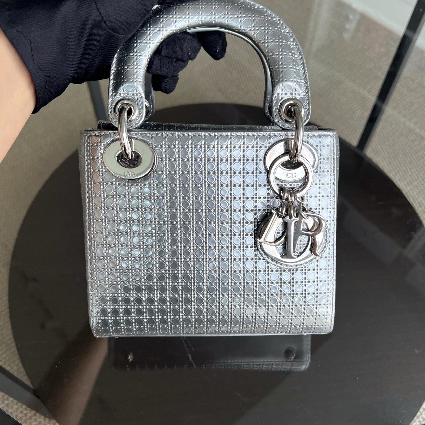 Lady Mini - Bandoulière chaîne en cuir de veau métallisé Micro Cannage avec quincaillerie argentée — Kovancy